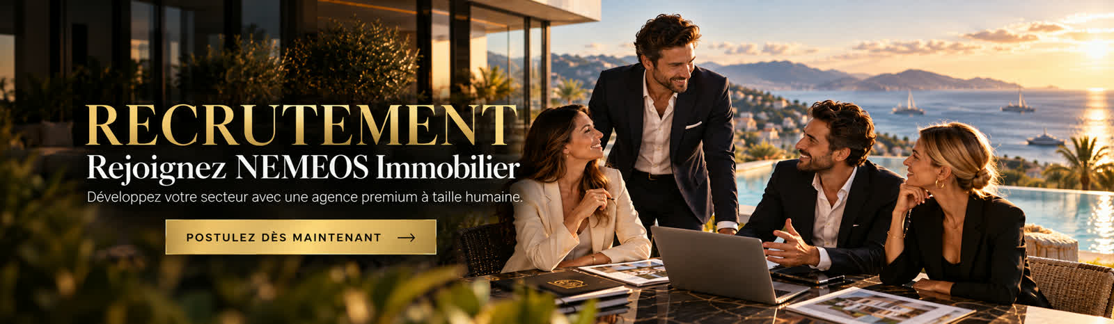 Recrutement NEMEOS Immobilier : une équipe de conseillers échange autour d'une table sur une terrasse face à la mer, sur la Côte d'Azur. Rejoignez NEMEOS Immobilier.