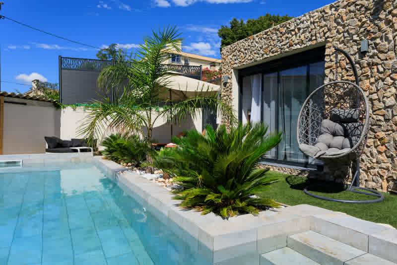 Casa de vila reformada com piscina