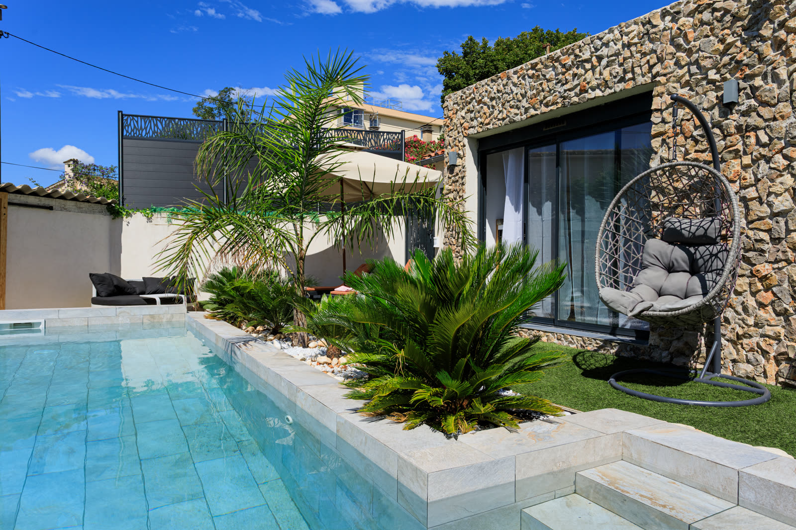 Maison de ville rénovée avec piscine